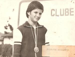 Competição de estréia dos novos agasalhos de lã e detalhe da medalha