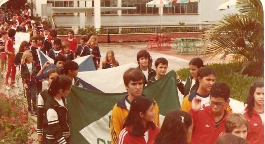 Concentração para o desfile de abertura. Curitibano à esquerda: 