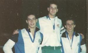 Não tenho fotos da nossa equipe nessa competição. Essa é do pódio dos 100m livre, com Henrique Americano de Freitas e  Carlos Alberto de Souza Barros.