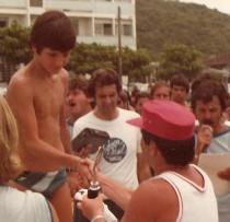 Recebendo troféu de 2o colocado.