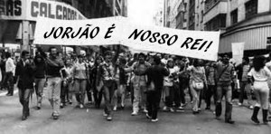 O fã clube do Jorge Fernandes chegou marchando e gritando palavras de ordem.