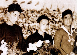 À esquerda Shiro Hashizume do Japão, ao centro Ford Konno dos Estados Unidos e à direita Tetsuo Okamoto do Brasil. Podium da sensacional final dos 1500 metros dos Jogos Olímpicos de Helsinque de 1952.