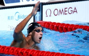 Felipe Lima comemora o bronze nos 100m peito