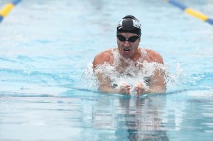 Steve West nadando o Campeonato Americano de Masters