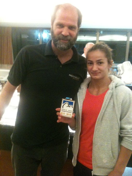 Majlinda, eu e a sua medalha de ouro.