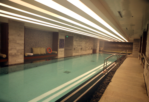 Piscina de 14m. Na altitude é bom, pois acaba mais rápido.