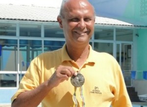 Aos 55 anos Djan exibe orgulhosamente a sua medalha - um metal olímpico é para a vida toda!