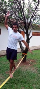 Praticando equilíbrio... chegar do outro lado é a meta.