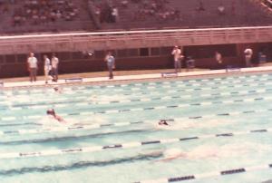 Victor Davis, lento, de touca preta.