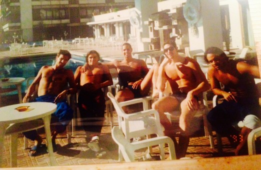 A gente na piscina, relaxando antes da competição.  
