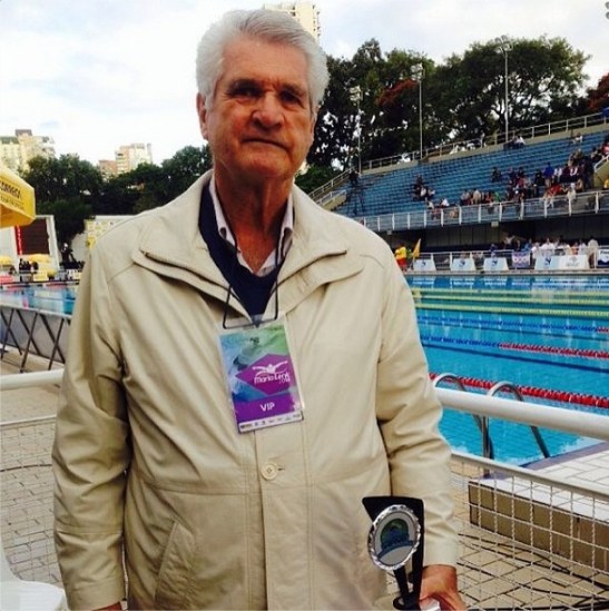 Manoel dos Santos após receber sua homenagem, na piscina do Ibirapuera. Fonte: foto da assessoria de imprensa da CBDA.