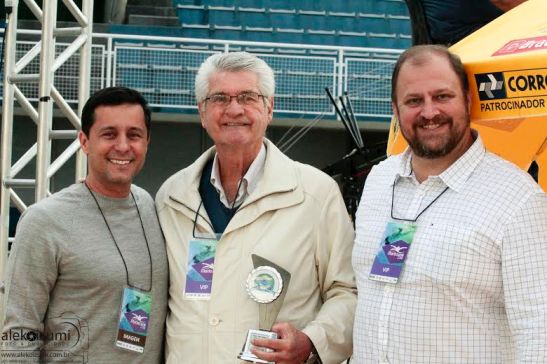 Manoel dos Santos após receber sua homenagem, com Rodrigo Munhoz e Carlos Dudorenko - Foto de Ale Koizumi