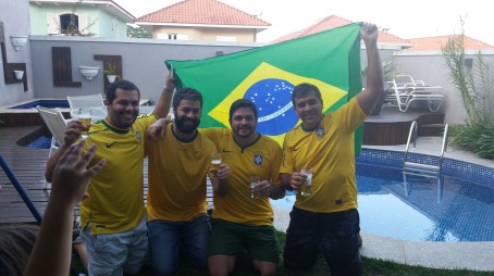 20 anos depois, os quatro de joelhos novamente!  