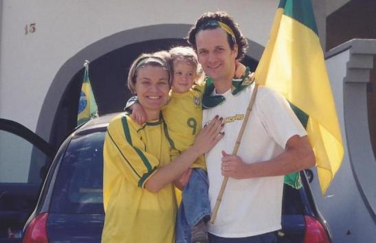 11h30 - saída para as comemorações do PENTA. Eu estou sem a camisa do Brasil porque o Renato não devolveu a que eu emprestei para ele ir na Festa do Tite.