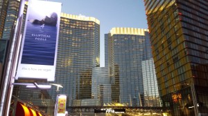 Eles fazem propaganda das piscinas...