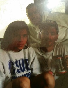 A foto ta ruim, mas sou eu com ressaca ao lado do Ondrej, bebendo cerveja, num domingo de manha.  Ao fundo Artur Albiero!