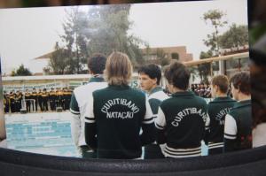 A faixa em outro ângulo. Na equipe do CC, a frente: Gustavo Pinto, Magalhães e Cezar Antunes. Atrás: LAM, Gerson Sunyé e Sergio Penteado.