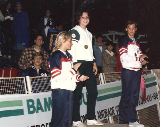 Isabele Vieira, ouro nos 100m livre do Avelino Vieira, seguida de Patricia Koglin e Alice De Poli, para alegria de Raul Candeloro e Christian Carvalho. 