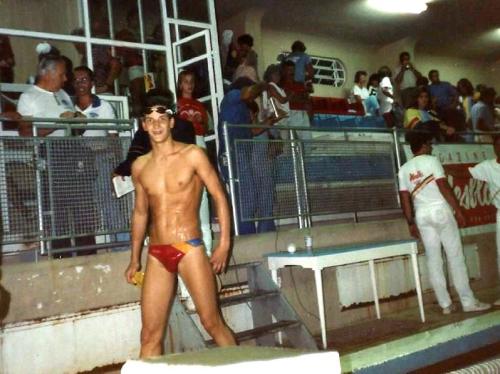 Christian ainda entrou na área da piscina para pegar o melhor ângulo da minha saída da água. Ao fundo, Berek Kriger, o árbitro geral.