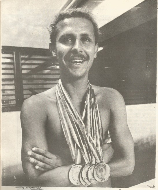 Djan com suas SEIS medalhas conquistadas no Pan de 1979. (Foto de Almir Veiga - JB, que retirei da revista Nado Livre.)