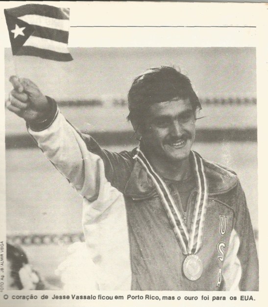 Vassallo no pódium do Pan de 1979, com o uniforme dos EUA e a bandeira de Porto Rico.
