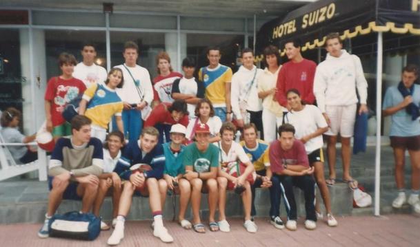 Atrás de headphone: Miriam Arthur. Em pé: 