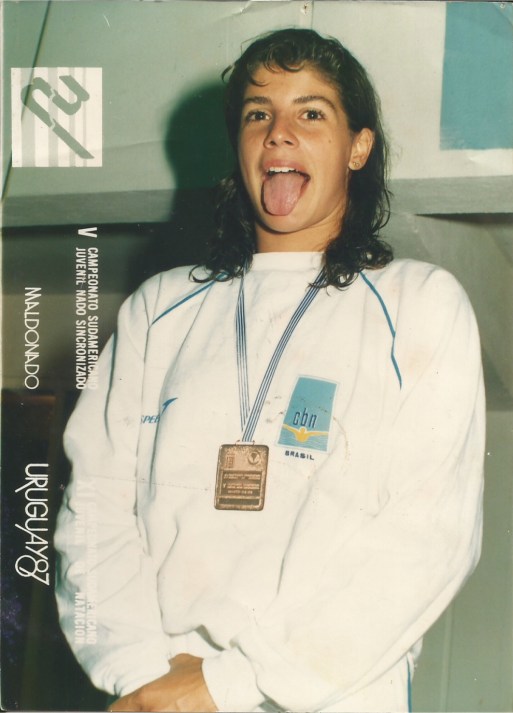 Renata Carneiro, com seu tradicional bom humor e irreverência, celebrando a prata no pódio