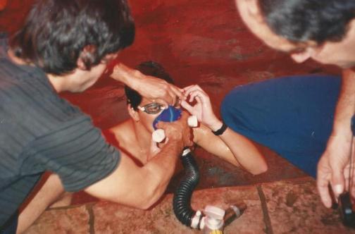 Claudio colhendo gases