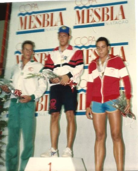 tb89-podio-200m-peito